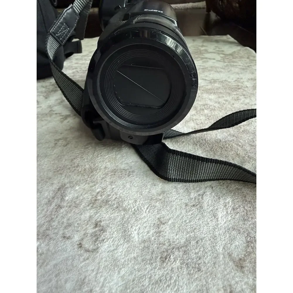ProScan PRO598 8mm Camcorder 32X Zoom Battery Charger Remote Bag Powers On